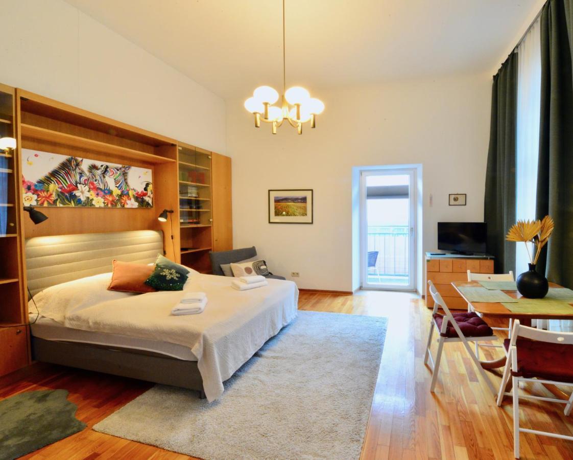 Charming With Balcony In Hip & Trendy Margareten Vienna Exterior photo