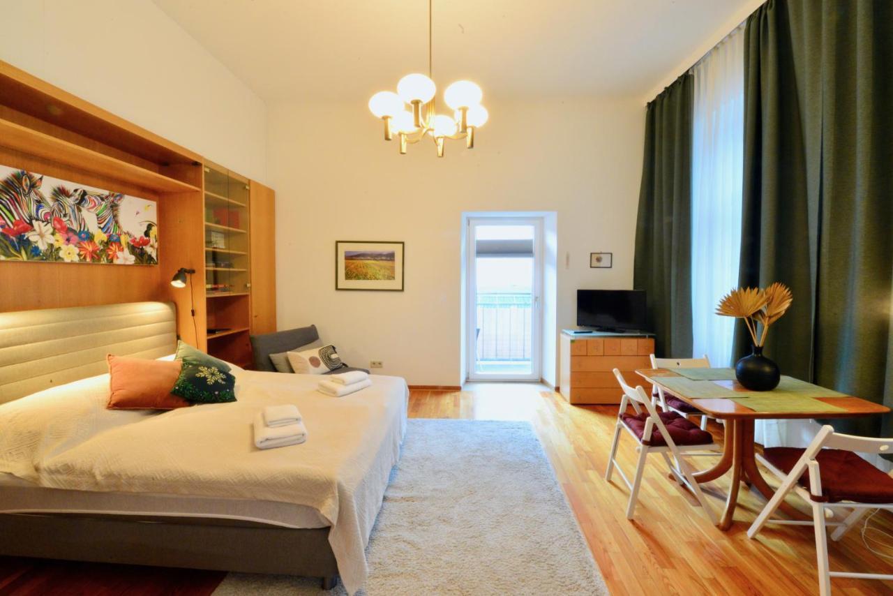 Charming With Balcony In Hip & Trendy Margareten Vienna Exterior photo